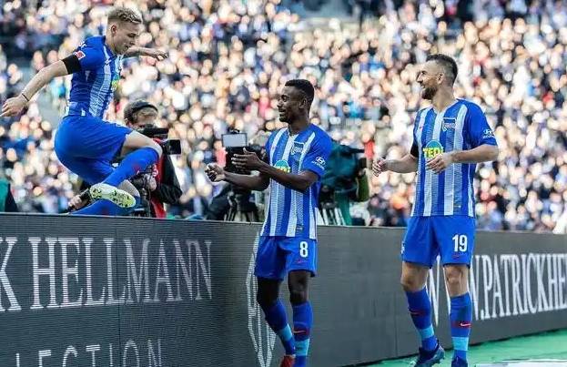 柏林赫塔在客场比赛中表现抢眼，取得胜利