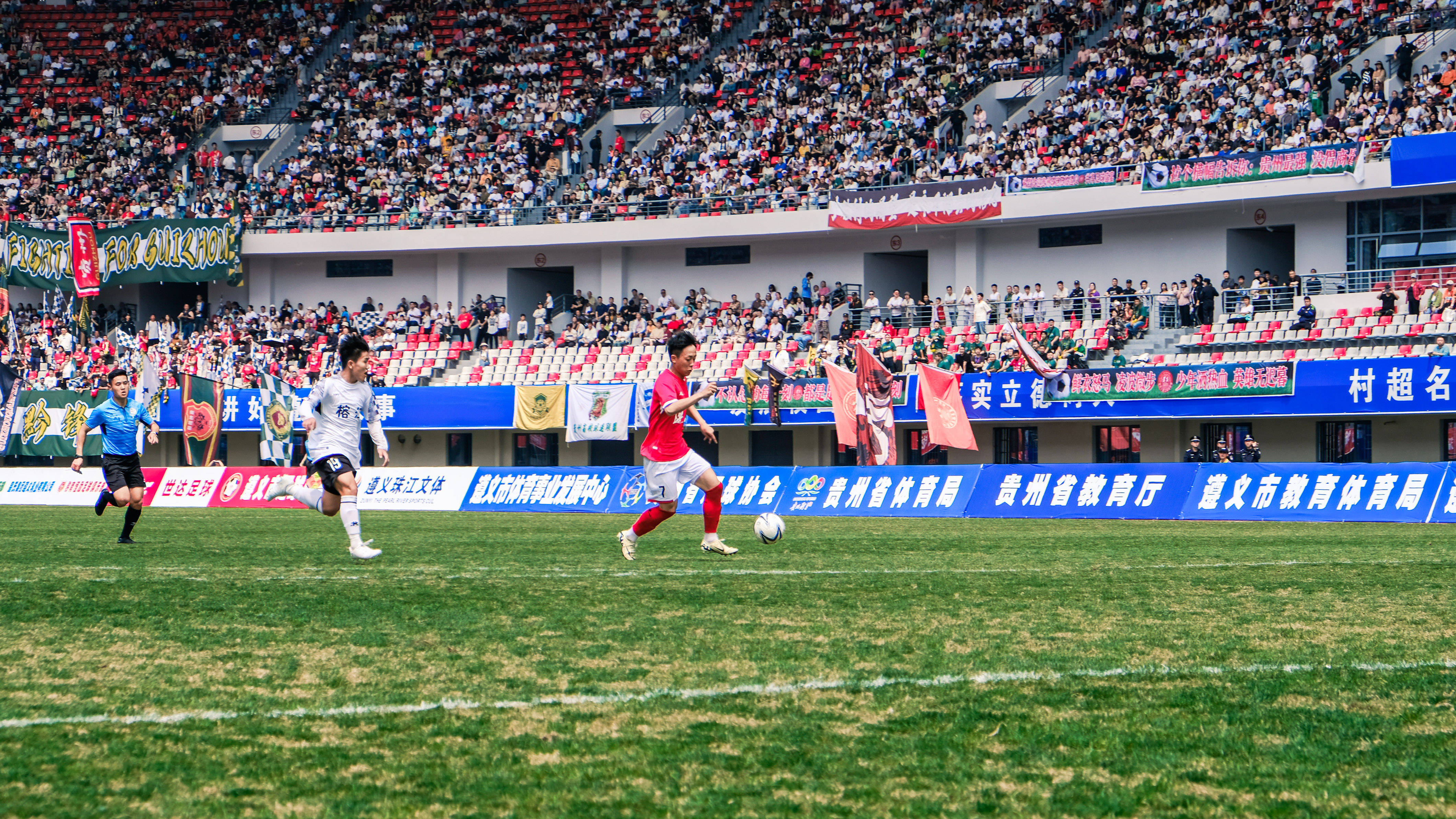 球场上精彩绝伦，吸引大批观众关注的简单介绍