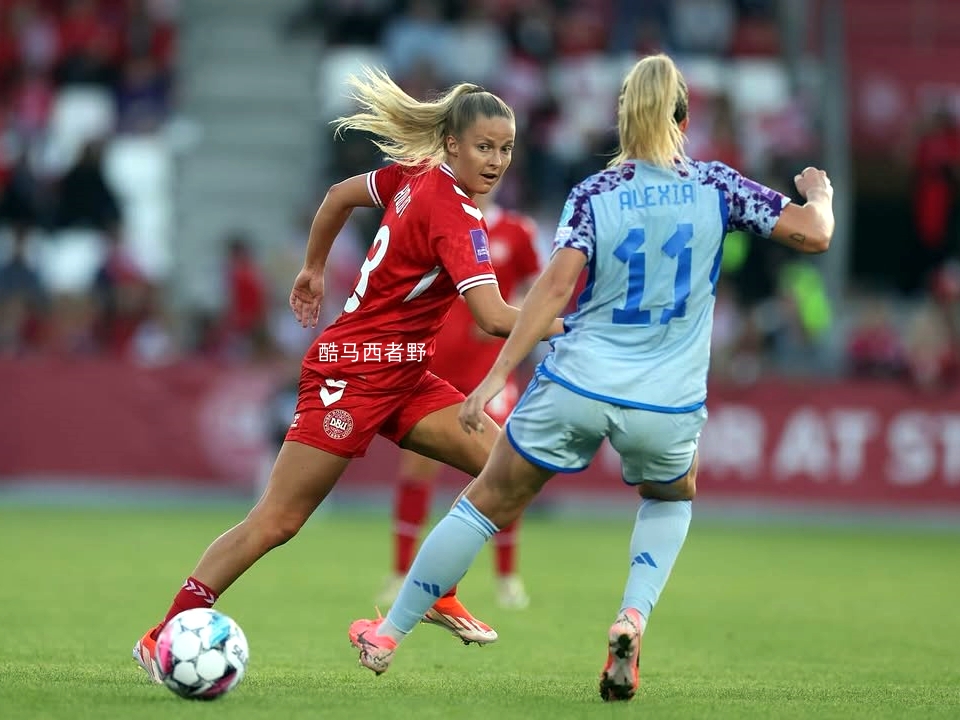 包含欧洲女足比赛冠军产生，赛场上表现出众的球员引人瞩目的词条