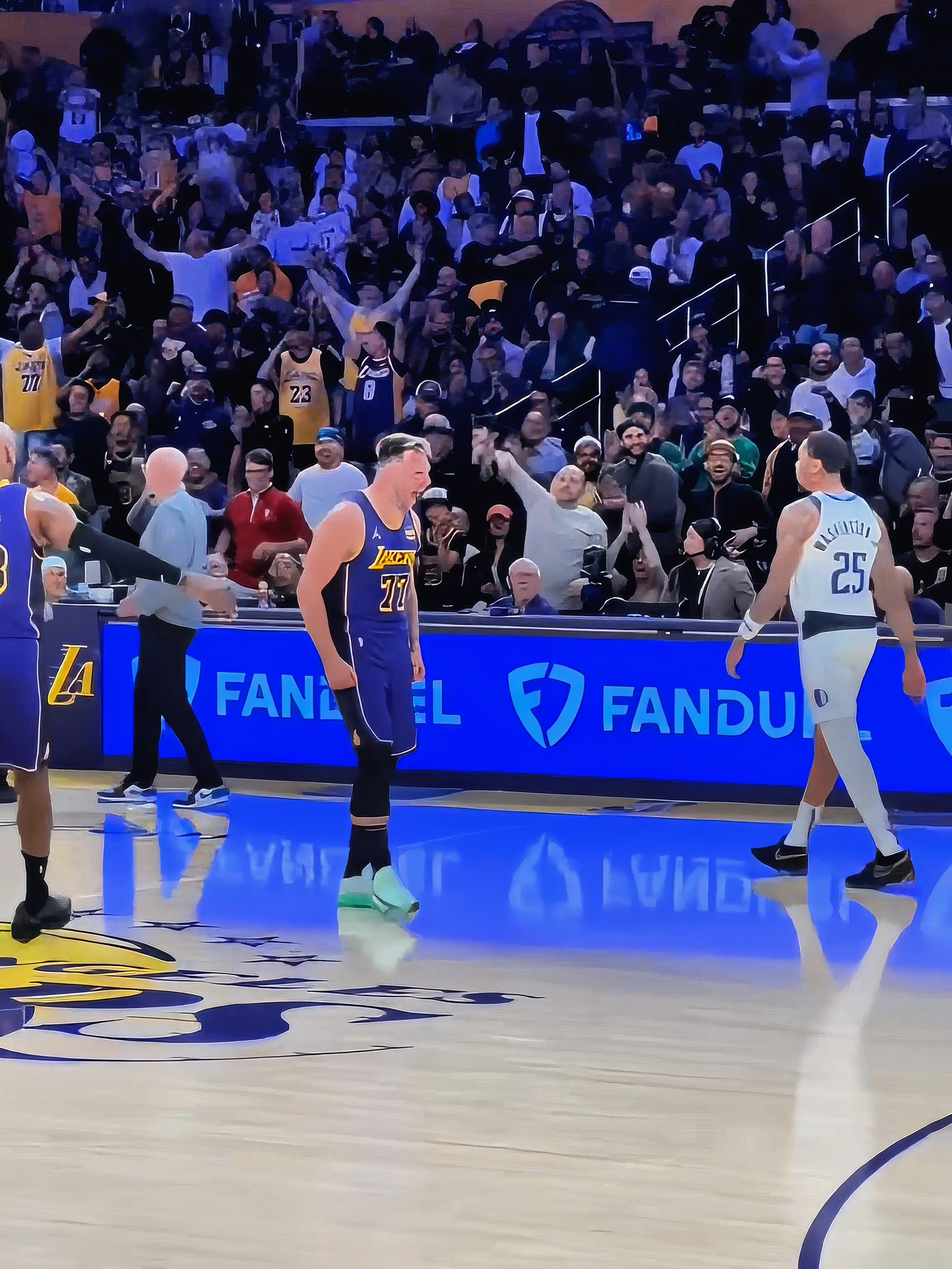 包含东契奇重返赛场,爆冷首场状态出色,加拿大队观众沸腾!的词条