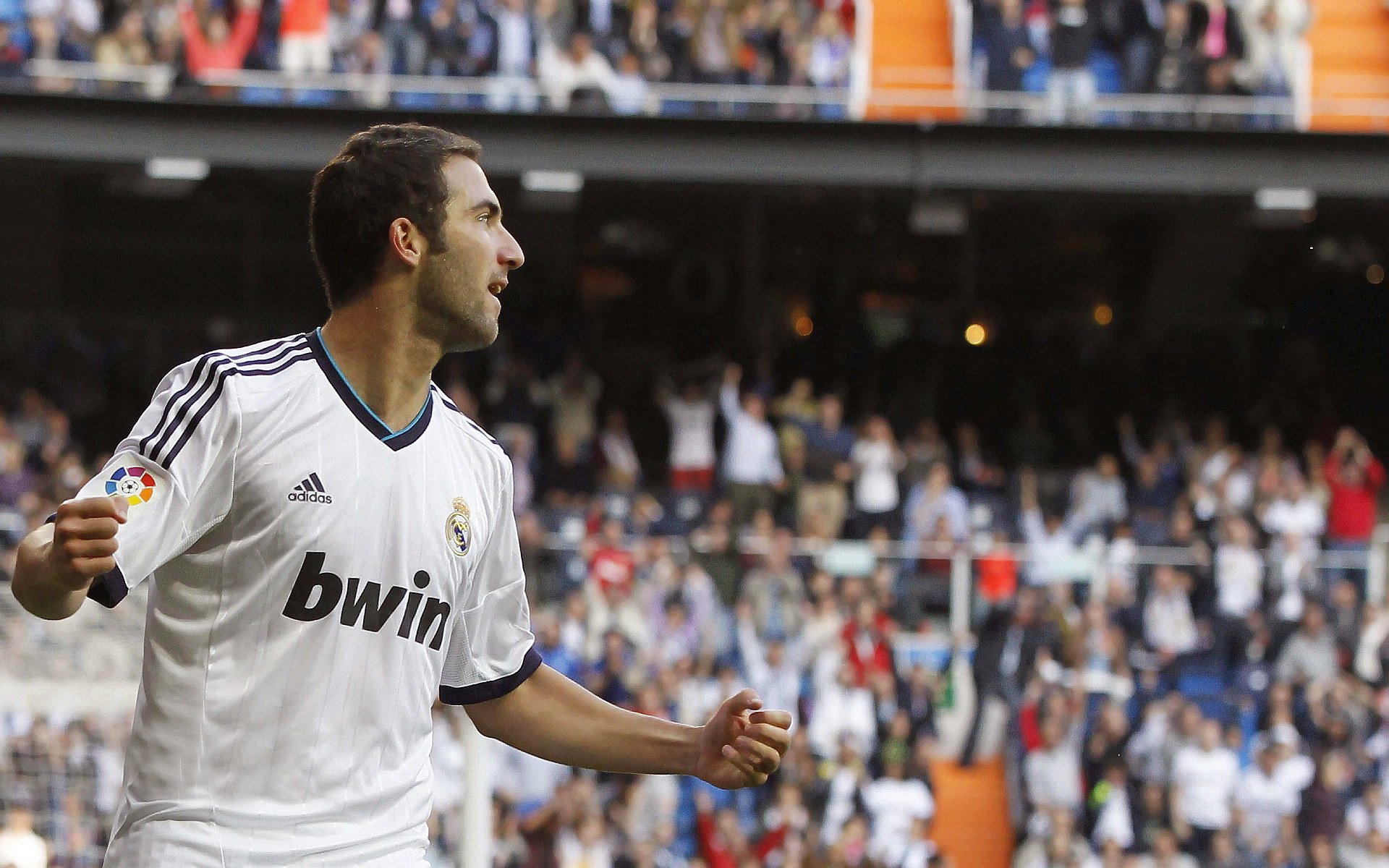 夺冠引发热议！，凯恩在巴黎圣日耳曼比赛中晋级下一阶段再创辉煌时刻