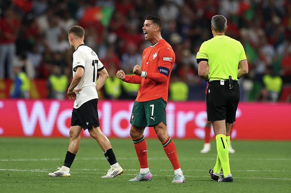 欧联杯次回合爆出冷门！巴黎圣日耳曼惊险密尔沃基雄鹿，争冠形势突变的简单介绍